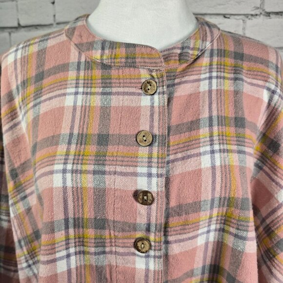 WOMENS FLANNEL CAPE SHIRT FLANNEL PLAID PINK AND GRAY HIGH LOW HEM EUC SIZE LG - Picture 4 of 8